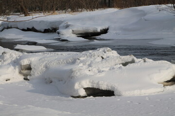 Belle scène sur la rivière à la fin de l'hiver