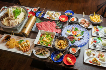 和食レストランや居酒屋で提供される、和牛すき焼きをメインとした豪華な宴会パーティコース料理一式。テキストを入れるスペースあり