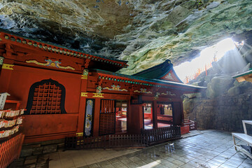 光芒の入る秋の鵜戸神宮　宮崎県日南市　Udo Shrine in autumn with rays of light....