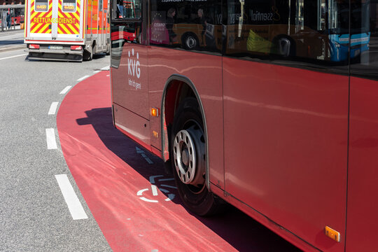 Roter Radweg auf einer Stra&szlig;e in der Innenstadt, ein Autobus blockert ihn