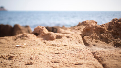 Suelo rocoso de una cala mediterranea y horizonte marino