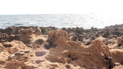 Suelo rocoso de una cala mediterranea y horizonte marino
