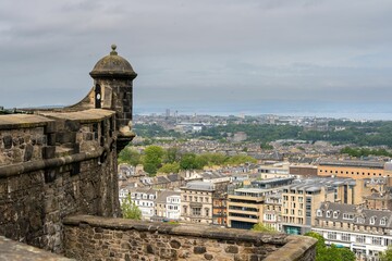 Beautiful shot of a turret at Edinburgh Castle overlooking the city © Dave Waddling/Wirestock Creators