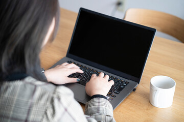 パソコンに集中する女性