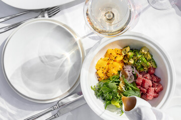 Salad with tuna and mango