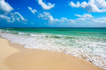 Fototapeta na wymiar Beautiful beach and waves of Caribbean Sea, Riviera Maya, Mexico