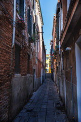 Fototapeta na wymiar Narrow alley in Venice