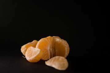 Mandarina sobre mesa de madera y fondo oscuro. Copy text. Copy space. 