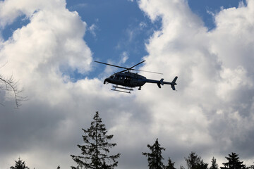 Helikopter policji polskiej podczas akcji pościgowej za uciekinierem. 
