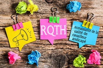 concept bulles blocs-notes et boulette de papier : acronyme RQTH (reconnaissance de la qualité de travailleur handicapé)