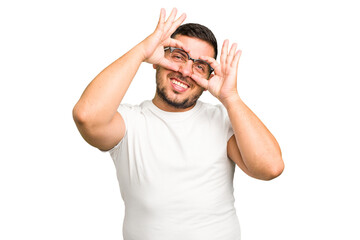 Naklejka premium Young caucasian man isolated showing okay sign over eyes