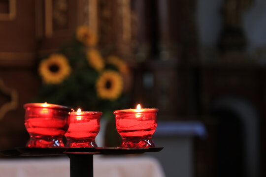 Nahaufnahme dreier Kerzen in der Klosterkirche von Kloster Kirchberg im Schwarzwald