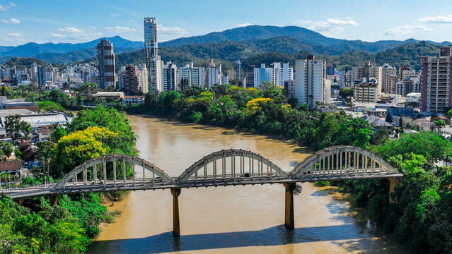 Panoramic view of the city of Blumenau and its bridge of arches, contemplating the Itaja&iacute; River that cuts through the city.