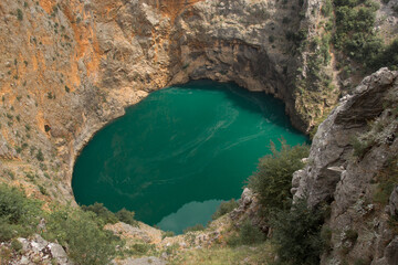 Lac profond canyon vert &eacute;meraude