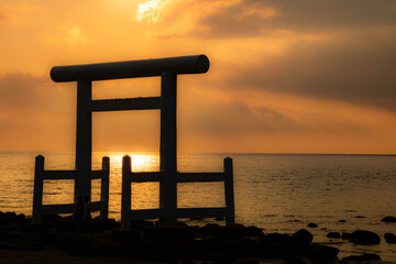 鳥居と海の夕焼け