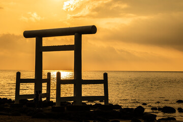 鳥居と海の夕焼け