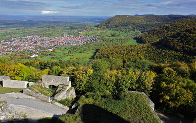 Blick von der Burg Hohenneuffen auf Beuren bei Neuffen im Biosphärengebiet und UNESCO Geopark...