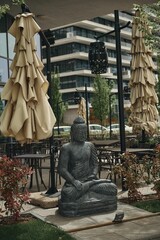 Verticale opname van het standbeeld van Boeddha in het park