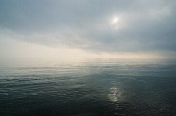 L'alba sul mare in un giorno nuvoloso d'inverno