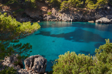 Mar entre montañas de rocas y piedra de color azul en el mediterráneo
