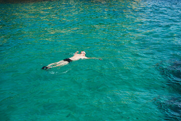 Bañista bucea en el mar