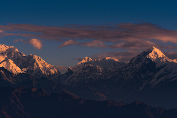 Eerste straal van de ochtendzon op de toppen van de majestueuze Kangchenjunga-reeks (derde hoogste ter wereld) van de Himalaya. Foto genomen uit Sandakphu, West-Bengalen.