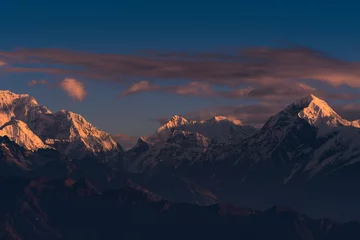Foto op Plexiglas Kangchenjunga Eerste straal van de ochtendzon op de toppen van de majestueuze Kangchenjunga-reeks (derde hoogste ter wereld) van de Himalaya. Foto genomen uit Sandakphu, West-Bengalen.