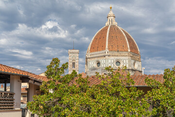 Fototapeta na wymiar Vue sur la Coupole de Brunelleschi et le Campanile de Giotto de la Cattedrale di Santa Maria del Fiore, à Florence, Italie, depuis la Biblioteca delle Oblate