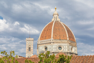 Fototapeta premium Vue sur la Coupole de Brunelleschi et le Campanile de Giotto de la Cattedrale di Santa Maria del Fiore, à Florence, Italie, depuis la Biblioteca delle Oblate