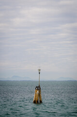Un a briccola, tipico palo per la segnalazione della navigazione della laguna di 
Venezia con sullo...