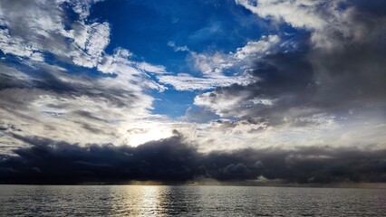 Obraz premium sunset over the lake