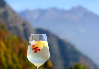 Cocktail vor Bergkulisse in Meran