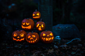 Obraz premium Beleuchtete Kürbisse zu Halloween zusammen im Dunkeln