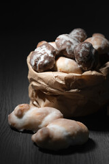 dolci con zucchero bianco glassati, sfondo nero, dolce di natale