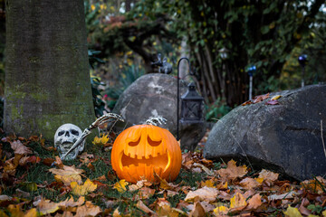 Kürbis zu Halloween mit Skelett im Wald im Herbst