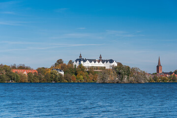 Blich über den Großen Plöner See zum Plöner Schloß an einem sonnigen Oktobertag