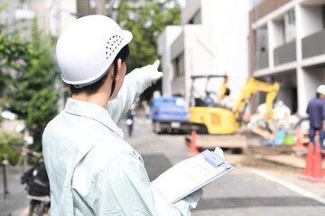 工事現場にいる作業員の男性の後ろ姿