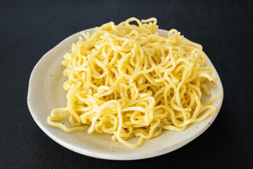 茹でた中華麺