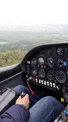 Pilot steuert kleines Flugzeug zum Landeanflug in eine Linkskurve