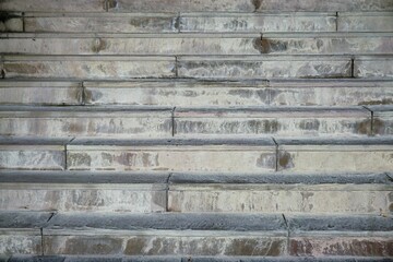 Weißgraue Backsteintreppe mit Muster