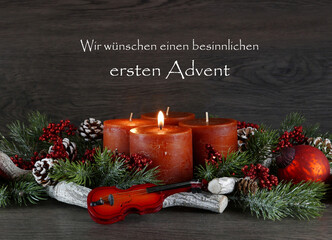  Fotoserie zur Adventszeit: Adventskranz mit Tannenzweigen und Weihnachtsdekoration.