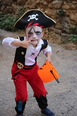 petit garçon déguisé en pirate pour halloween