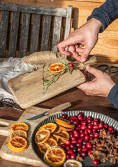 Basteln im Advent, Weihnachtsdeko mit getrockneten Orangenscheiben, Cranberry, Eukalyptus, DIY selber machen im Advent, rustikale Dekoration gestalten