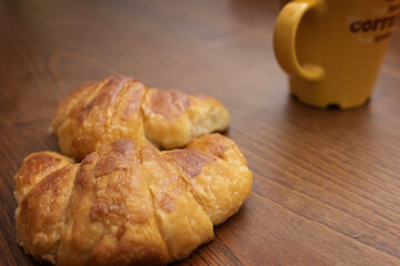 Desayuno con café y medialunas o croissant