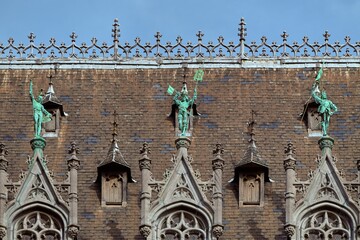 Close-up shot van de bronzen beelden die het huis van de koning bekronen in Brussel, België