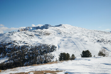 Narciarze na nartach, góry w górach, śnieżny śnieg. Ratrakowane trasy narciarskie.  Sztruksik. Białe szaleństwo i błękitne niebo.. Mroźna zima w Dolomitach. Tatrach, Alpach.