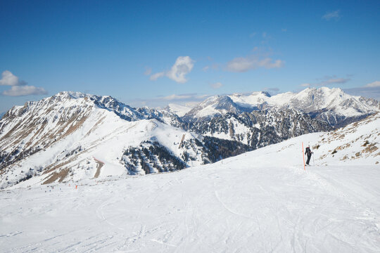 Narciarze na nartach, g&oacute;ry w g&oacute;rach, śnieżny śnieg. Ratrakowane trasy narciarskie.  Sztruksik. Białe szaleństwo i błękitne niebo.. Mroźna zima w Dolomitach. Tatrach, Alpach.