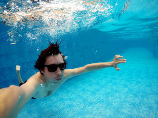 homem de férias em baixo de água 