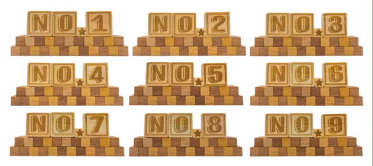 モザイク柄のウッドキューブの台にのった1から9までの番号のリスト表示の素材