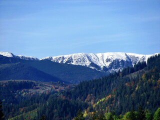 Obraz premium Autumn meets winter in the mountains